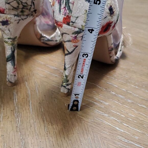 Gianni Bini Tan Huh heels, Floral pattern, Tan tassels, 4 inches, Size 6.5 - Picture 6 of 11